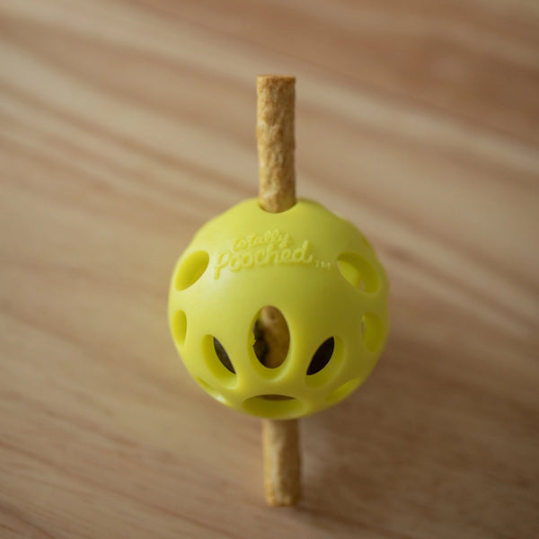 Jouet "Totally Pooched, huff'n puff ball" jouet en caoutchouc pour chien - balle 3.1"