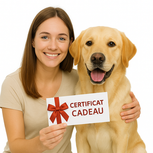 Une femme souriante est assise à côté d'un golden retriever, tenant une carte sur laquelle est écrit CERTIFICAT CADEAU avec un graphique en ruban rouge.